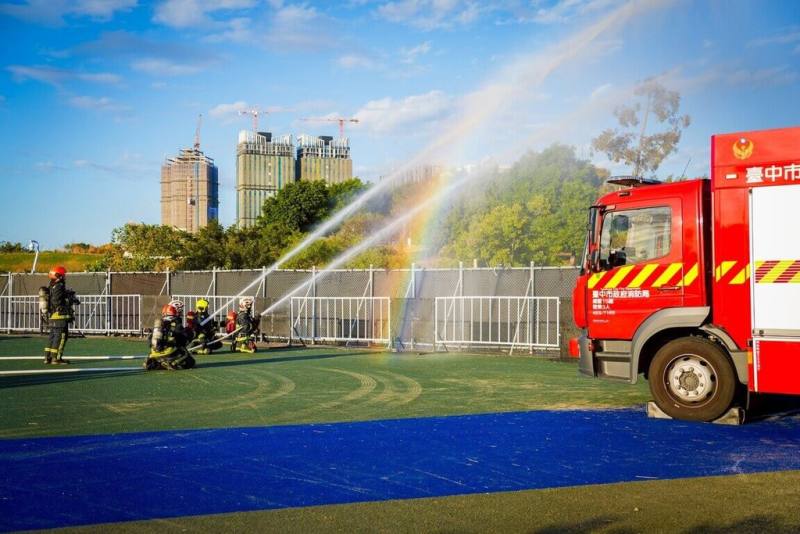 台中市跨年晚會即將登場，市府29日在水湳中央公園舉行安全疏散暨聯合應變演練，消防局演練煙火落焰引發火災及燒燙傷情境應變。（台中市政府提供）