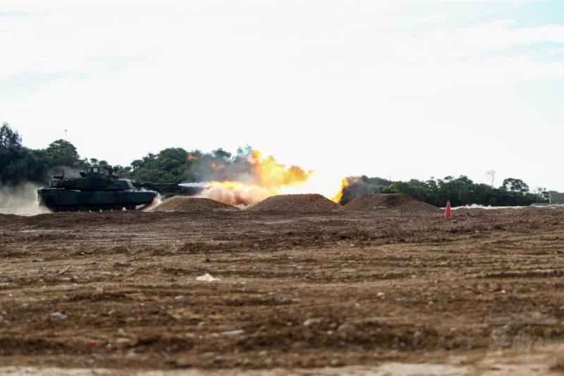 M1A2T戰車行進間對活動目標射擊。（軍聞社記者侯凱議攝）