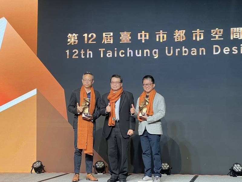 第12屆台中市都市空間設計大獎29日揭曉得獎名單及頒獎，由市府秘書長黃崇典（中）代表頒獎給得獎單位