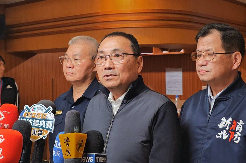 新北市長侯友宜（右2）29日表示，針對31日舉辦的「閃耀新北 1314 跨河煙火」活動，市府將動員500警力，全面提升維安等級