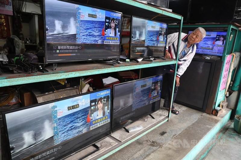 International attention has been drawn to China’s latest military drills targeting Taiwan, with televised news covering PLA live-fire exercises around the island on Tuesday. CNA photo Dec. 30, 2025
