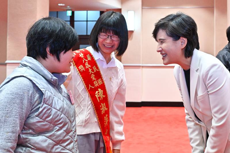 行政院副院長鄭麗君接見第28屆大愛獎得獎人一行