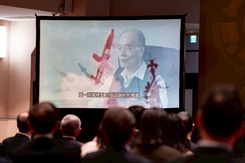 現場來賓觀賞回顧影片