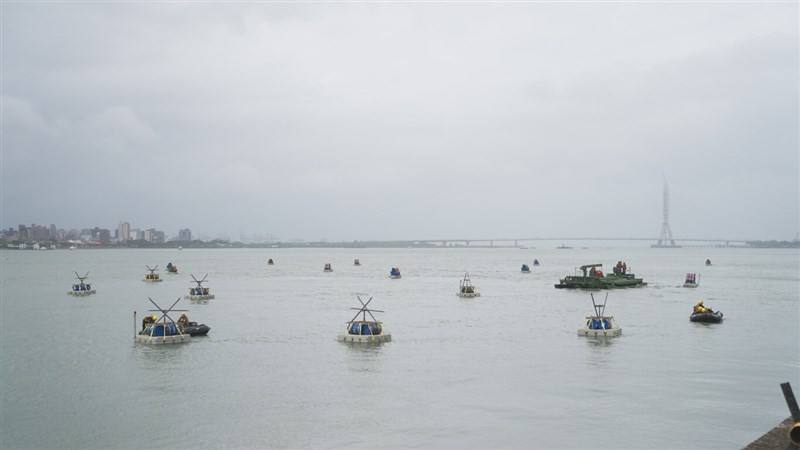 "Explosive barrels" filled with fuel are placed at the mouth of the Tamsui River by Taiwanese military's 53rd Engineer Group as a part of emergency combat readiness drills on Tuesday. Photo courtesy of the Military News Agency