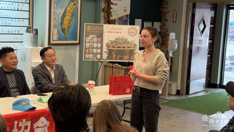 白玲，紐約劍橋大學碩士畢業，從4歲起就讀紐約華僑學校直到12年級