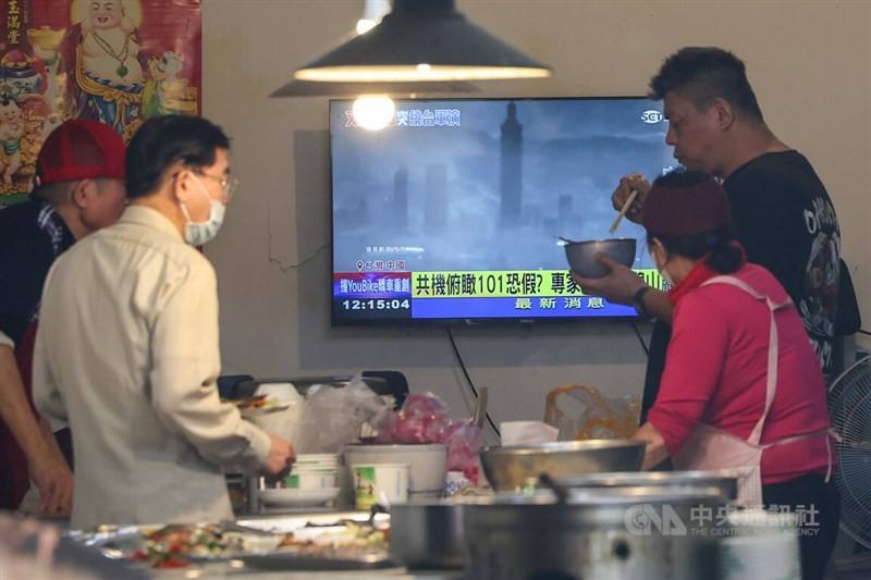 A television in a New Taipei City restaurant shows local news on Tuesday reporting on viral footage of the Taipei 101 skyscraper, claimed to have been filmed by a Chinese drone flying close to the landmark. CNA photo Dec. 30, 2025
