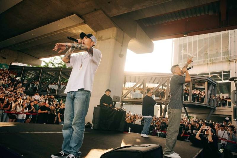 台中捷運公司近期攜手饒舌團體頑童MJ116（圖）與樂團五月天，透過車站視覺設計及旅遊票整合行銷，打造「演唱會經濟」。頑童日前更搭乘捷運到松竹站舉辦快閃演唱會。（中捷公司提供）