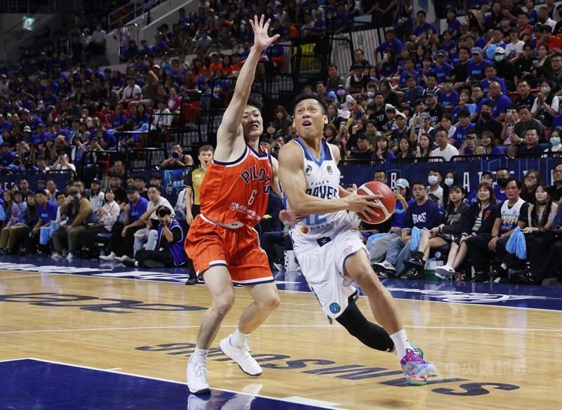Taipei Fubon Braves shooting guard Lin Chih-chieh (right). CNA file photo