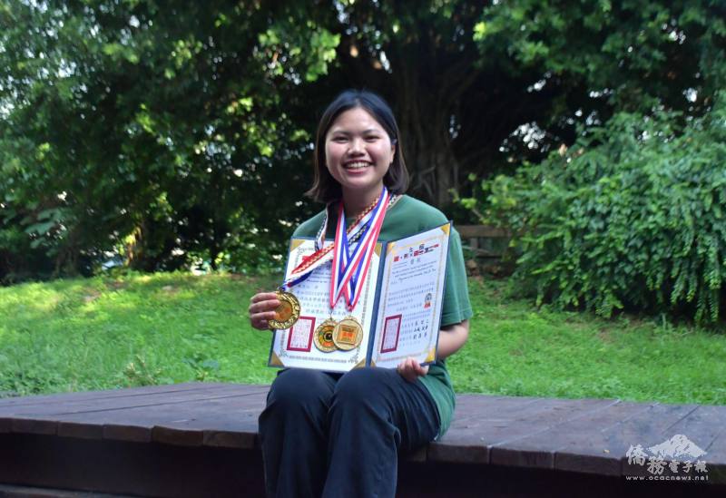 來自印尼的陳燕紅就讀青年高中烘焙食品科時積極參加比賽，榮獲許多獎項。