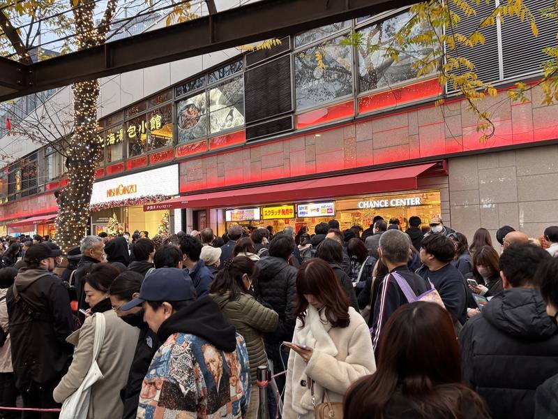 在日本，求財、求好運的代表性日子，則非「一粒萬倍日」與「天赦日」莫屬。圖為西銀座彩券中心在「一粒萬倍日」排隊景觀。