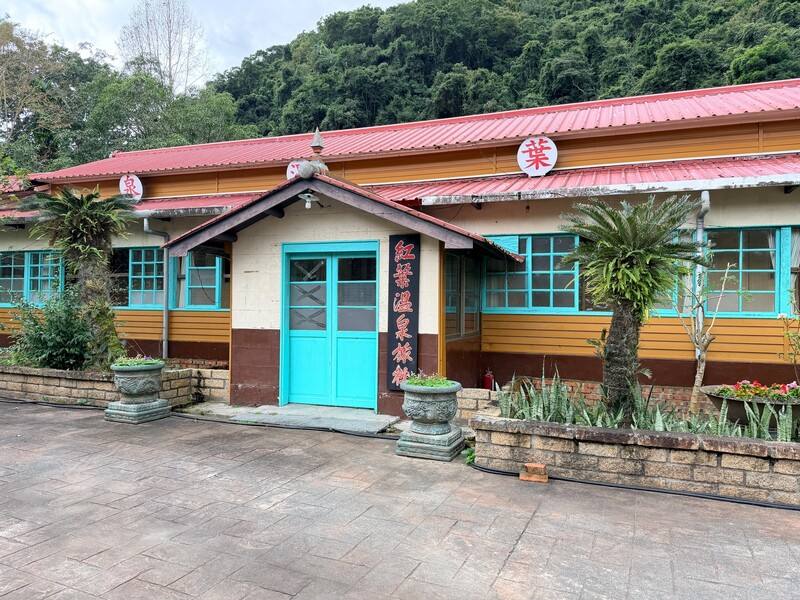 花蓮萬榮鄉紅葉溫泉旅社為木造結構建築，以榻榻米房間、通舖的懷舊氛圍成特色，但因溫泉法上路後未依規取得水權、旅館業登記等遭認定違法，縣府依法裁罰並勒令停用溫泉水、歇業至今。