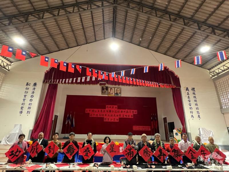 書法家揮毫開筆合影