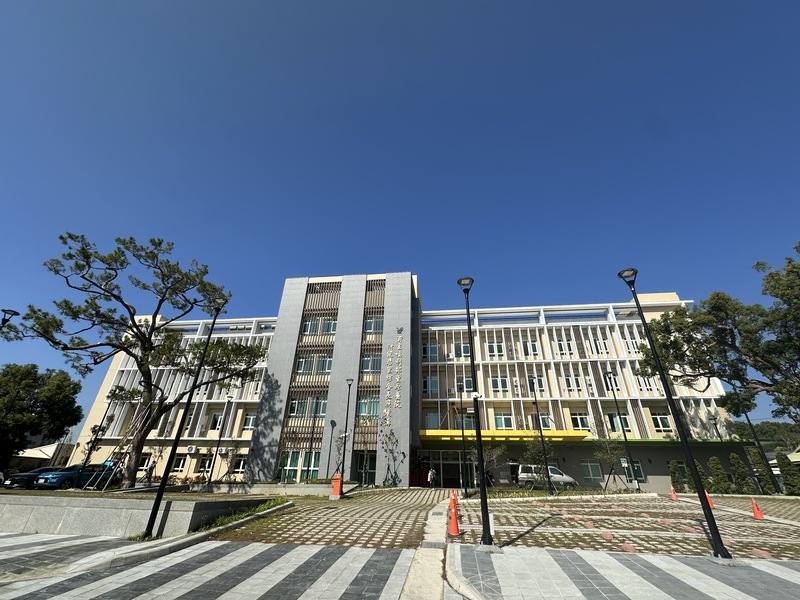 位於台中市后里區的衛生福利部豐原醫院附設后里綜合長照機構，由閒置的月眉糖廠一隅闢建而成，工程保留老樹、延續場所記憶，並導入節能減碳與智慧管理系統。