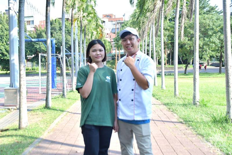 比賽指導老師方品傑(右)鼓勵陳燕紅尋找下一階段的人生導師，並嘗試摸索揉合文化的烘焙路。