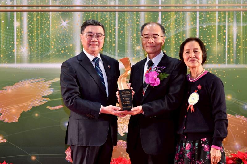 行政院長卓榮泰31日出席「2025年行政院國防科技貢獻獎」頒獎典禮，頒發獎座予國家中山科學研究院顧問徐炎廷博士