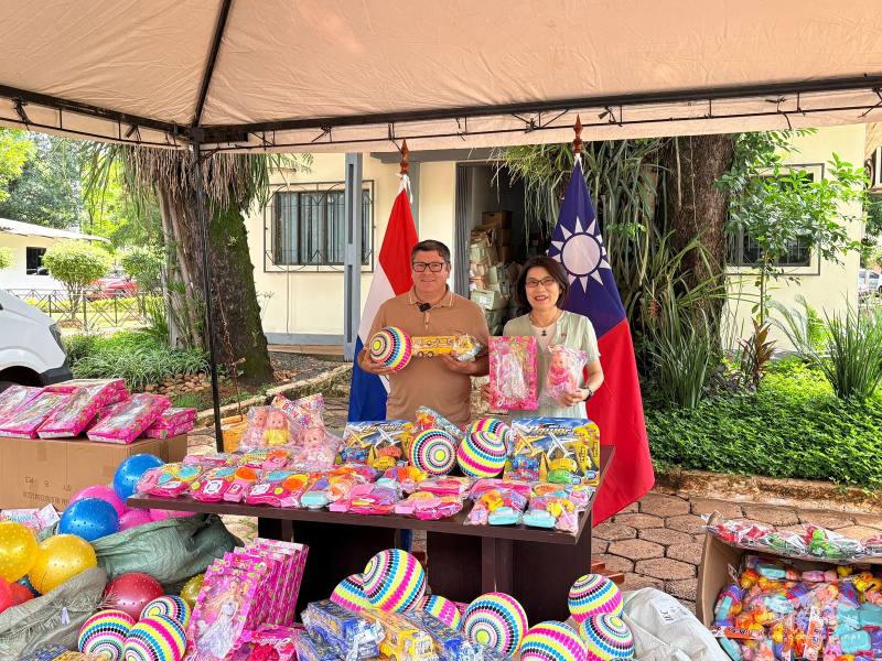 駐東方市總領事陳慧芬與東方市市長穆希卡（Daniel Pereira Mujica）進行玩具捐贈儀式