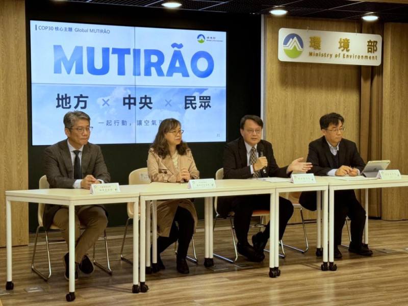 謝燕儒次長（右2）說明空品政策