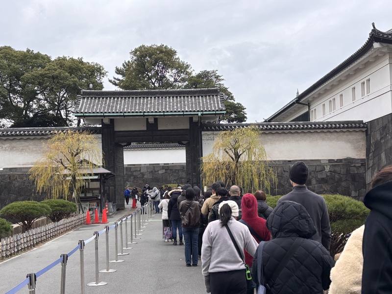 日本皇居內販售的皮革錢包並非新商品，但近來因社群媒體推波助瀾熱銷。由於在皇居這個特殊地點販售，被傳說是「能量景點商品」，「有助提升運勢」等，自今年11月起開始出現排隊人潮，圖為12月20日的「一粒萬倍日」排隊人潮。
