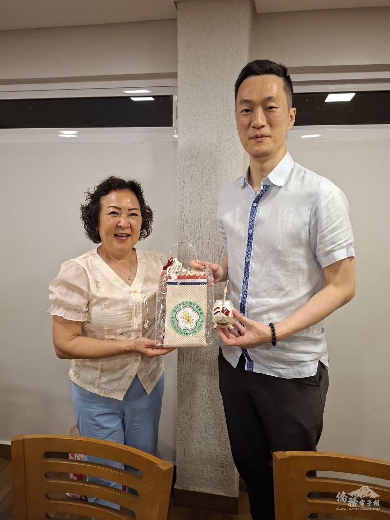 古美桂送傳統銀制馬黛茶杯及中華會館Logo刺繡予陳奕綸留念