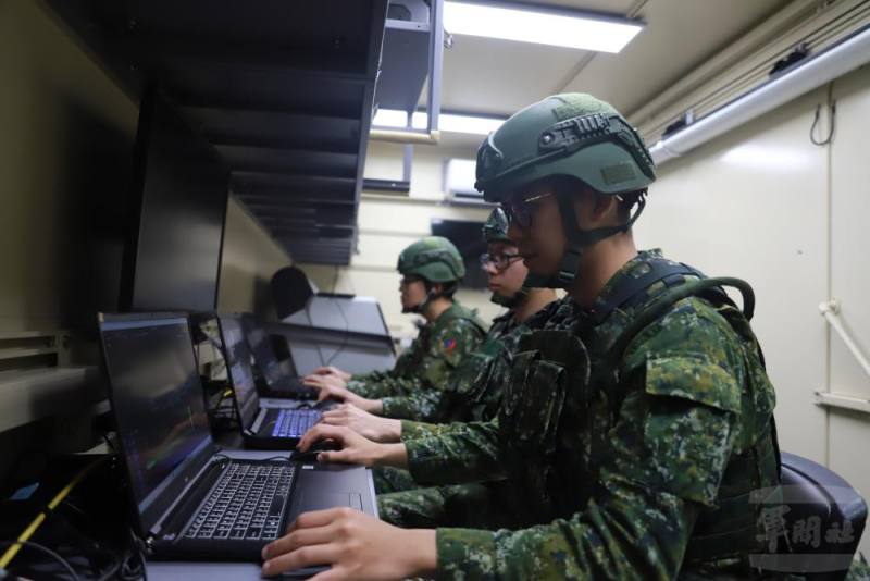 心戰特遣隊夜間執行心戰作業車開設。（第四作戰區提供）