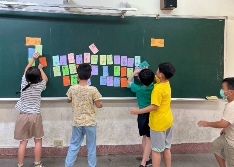 臺中市草湖國小課後照顧服務班成語對對碰遊戲