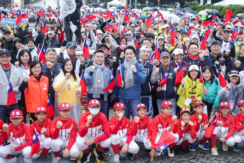 台北市政府1日上午在北市府前廣場舉辦「115年元旦升旗路跑」，台北市長蔣萬安（2排左5）與局處首長、市議員一同出席升旗典禮，和與會民眾一起合影留念。