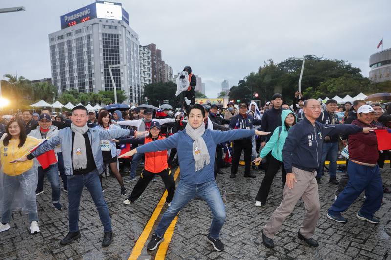 台北市政府1日上午在北市府前廣場舉辦「115年元旦升旗路跑」，台北市長蔣萬安（前中）出席與會，起跑前與民眾一同伸展筋骨。