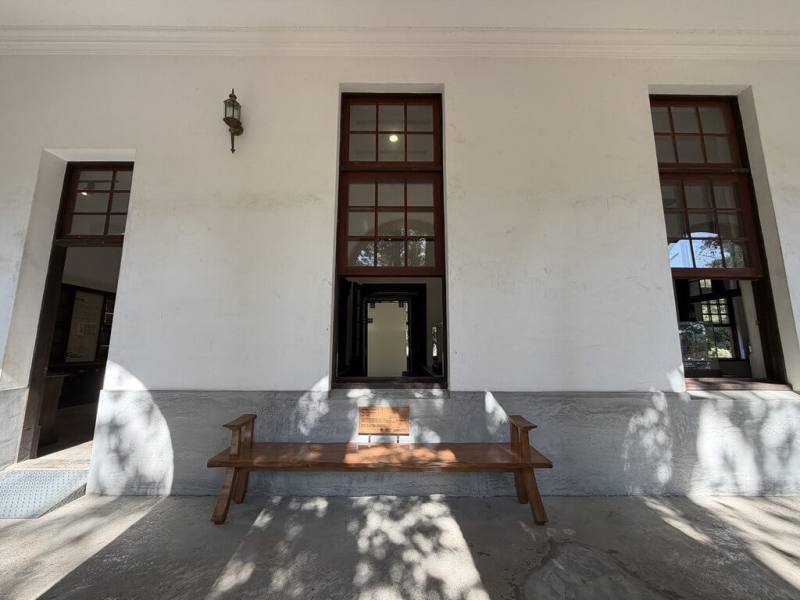 台南山上花園水道博物館一株百年羅漢松於2025年7月不敵強風倒塌移除，後續在工匠巧手下被製成長凳，以另一種面貌重返園區，延續記憶。（台南市政府提供）