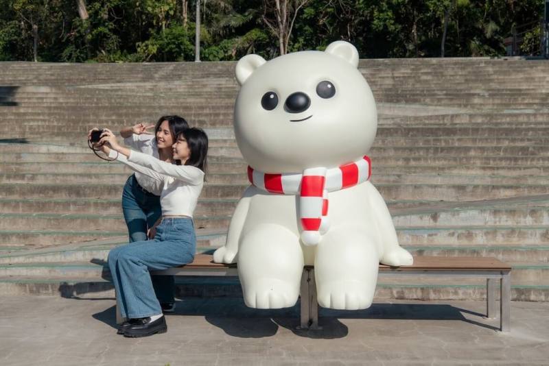 嘉義市政府迎2026年元旦假期，在蘭潭姊妹亭設全新大型裝置藝術「大白熊」，吸引年輕人自拍打卡。（嘉義市政府提供）