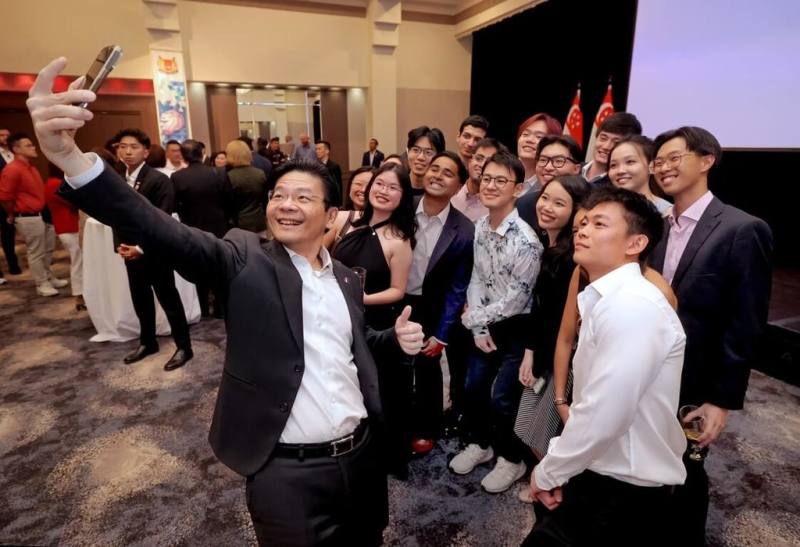 邁入2026年，新加坡總理黃循財表示，新加坡的穩定是吸引更多企業深耕因素。圖為黃循財（持手機自拍者）2025年10月出席活動與民眾互動。（新加坡數位發展及新聞部MDDI提供）