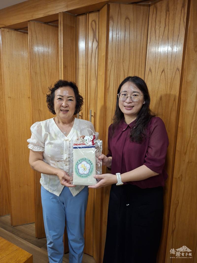 古美桂贈送紀念品予吳婉郡以示歡迎