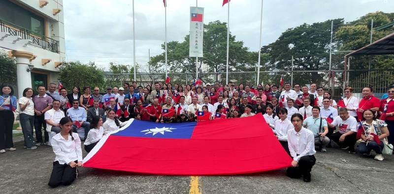 旅菲南線台商會1日主辦115年元旦升旗典禮，駐菲代表處全體館員出席，與台商、僑界人士合影。