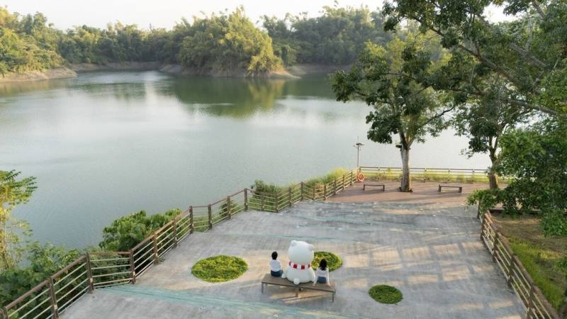 嘉義市政府在蘭潭姊妹亭設全新大型裝置藝術「大白熊」，可愛療癒造型搭配湖光山色，成為新亮點。（嘉義市政府提供）