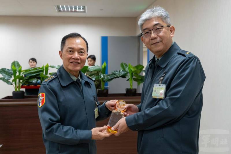 鍾副部長頒獎表揚績優採購人員。（軍聞社記者吳冠萱攝）