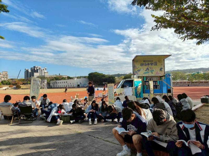 國家人權博物館人權故事車於12月29日、30日進駐大甲高中，豐富的人權主題選書吸引師生前來參觀閱讀。