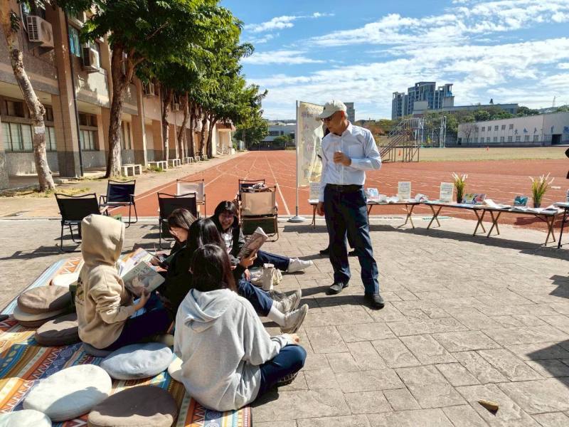 學生翻閱繪本《說好不要哭》時，與剛好結束演講的陳欽生前輩巧遇。陳欽生前輩提及該繪本源自其自身生命故事，引發學生好奇提問。