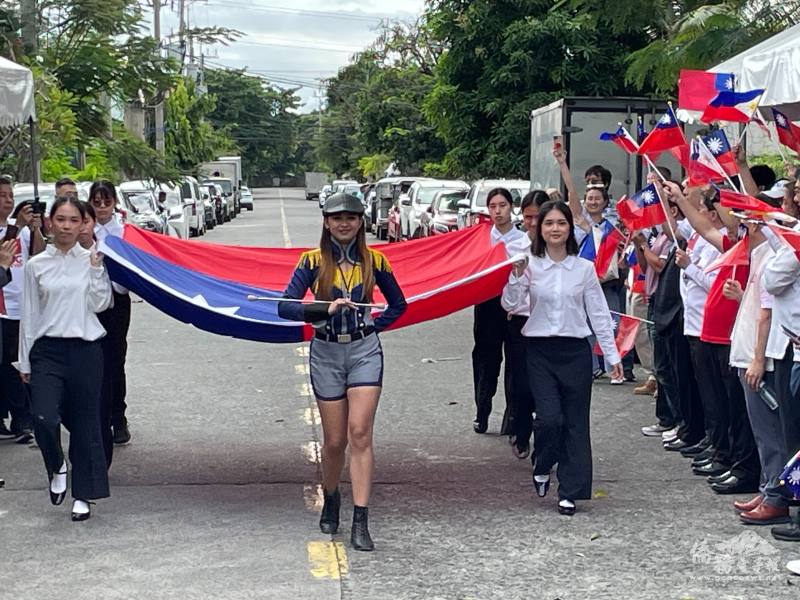 由臺商第二代組成的護旗手手持中華民國國旗進場，象徵僑界傳承與對國家的認同