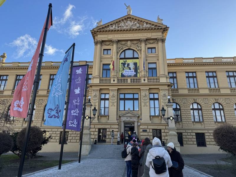 布拉格城市博物館主館（Museum of Prague）自2020年起進行全面整修，以更新室內空間、技術與安全設備，並在2025年12月上旬起免費對外開放，吸引許多民眾排隊進場。