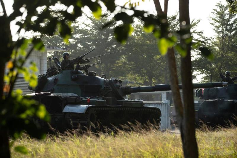 564旅派遣CM11戰車，隨時向四周警戒敵情狀況。（軍聞社記者王茗生攝）