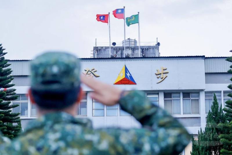 陸軍聯兵第584旅1日於營區舉行元旦升旗典禮。（584旅提供）