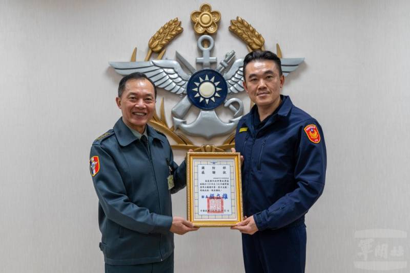 國防部副部長鍾樹明上將31日頒獎表揚「協助國軍重要軍購專案接轉有功單位」。（軍聞社記者吳冠萱攝）