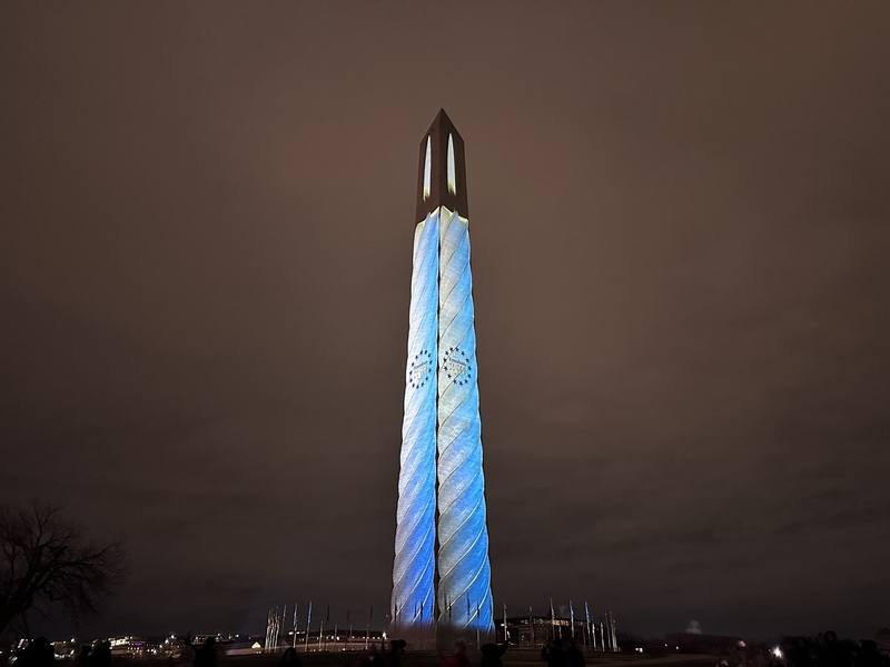 美國首都華府知名地標華盛頓紀念碑在跨年夜化身巨型蠟燭，為美國建國250週年慶典揭開序幕。