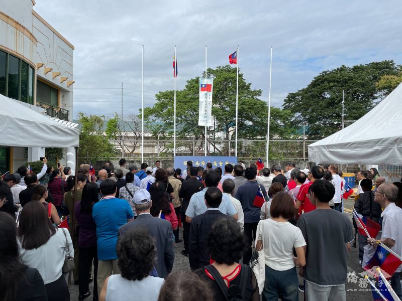 元旦升旗典禮中，國旗冉冉升起，場面莊重感人