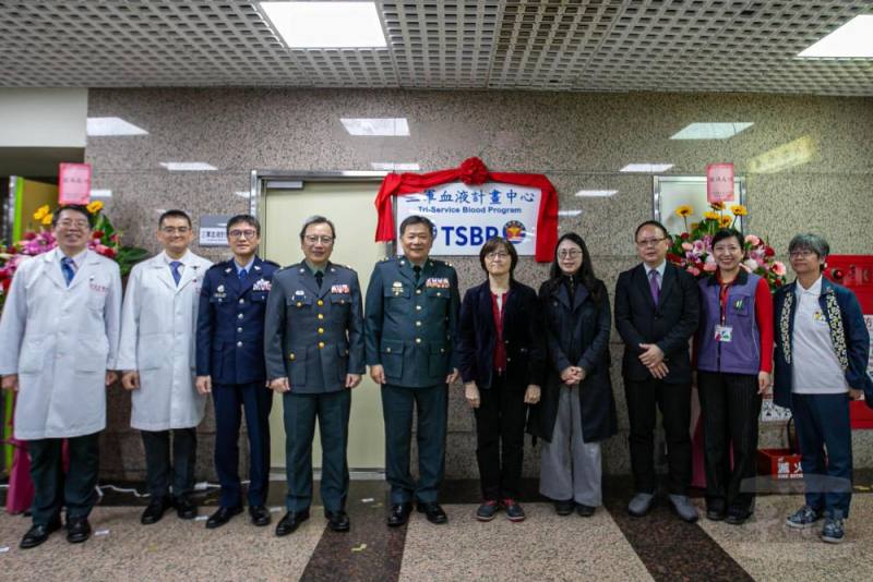 軍醫局蔡局長與現場貴賓為「三軍血液計畫中心」共同揭牌。（軍聞社記者尤昱翔攝）