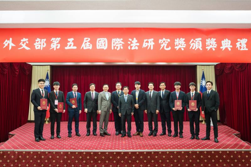 頒獎典禮合照（由左至右依序為臺灣大學蔡元騰同學、臺灣大學歐陽碩謙同學、政治大學連浩鈞同學、歐洲司司長黃鈞耀、亞太司司長林昭宏、洪偉勝律師、常務次長葛葆萱、臺灣大學助理教授羅懋緯、條法司司長李憲章、條法司副司長許柏逸、東華大學林宗哲同學、臺灣大學陳科睿同學、中正大學張育瑞同學）。