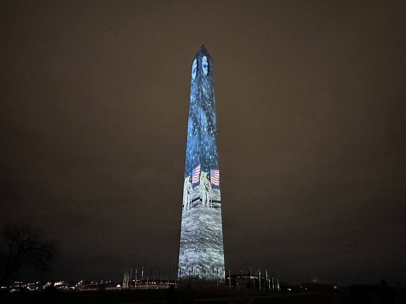 美國首都華府知名地標華盛頓紀念碑在跨年夜化身沉浸式光影畫布，訴說美國各階段的故事。