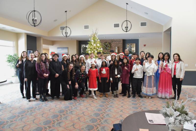 OPUS室內樂團團長林美珍（前排左2）偕老師、幹部及年輕音樂家合影