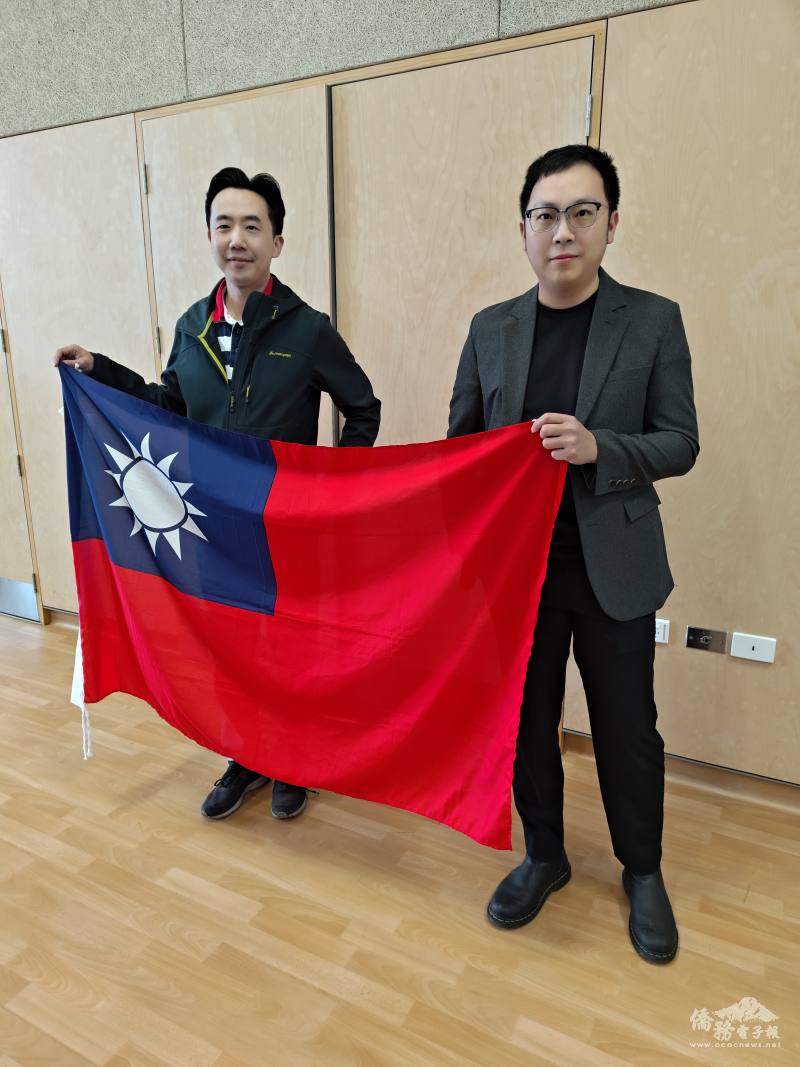 升旗手手持青天白日滿地紅國旗