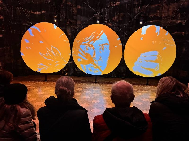 布拉格城市博物館整修5年重新開放，展覽主打數位互動體驗。館長馬采克（Ivo Macek）表示，「在現代科技主導的時代，我們不再希望把歷史困在玻璃櫥窗裡。我們能讓它重現生命、動起來，並將參觀者帶入其中。」