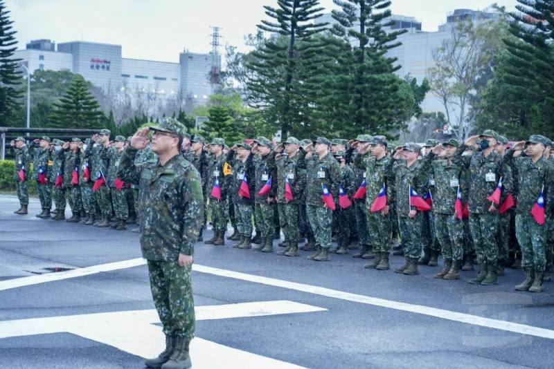 周旅長率官兵參加升旗典禮。（584旅提供）